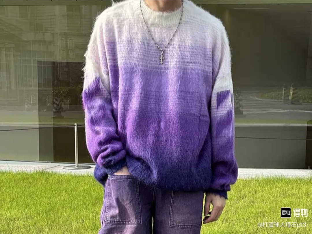 ♻️💯Upper body reference model picture❤️New top-quality proven version OFFWHITE (OW) gradient mohair striped arrow sweater hoodie gradient rendering arrow couple sweater Mohair (English Mohair; Turkish: MUKHYAR) refers to the coat of Angora goats, also known as Angora goat hair. The name comes from Turkish, meaning "the best hair". It has good elasticity, pressure resistance and special luster. It is an excellent raw material for making plush fabrics and one of the most advanced animal textile fiber raw materials in the world market. Mohair has a shape similar to long wool. The fiber surface is smooth, strong luster, high strength, good elasticity, less curl, and easy to wash. Mohair can be used in jacquard blankets, long-haired coats and high-gloss wool fabrics. Mohair sweaters from ow are released every year🛒 The same style and ever-changing colors. There is really no girl who doesn’t love it. It is super suitable for wearing under a down jacket in winter without being bulky! If the lower body is missing, their favorite os version🙋🏻‍♀️ intuitively adds natural softness and fairy beauty effect, which is the best choice! The upper body is lightweight and does not weigh down the body while keeping warm. The sleeves and the gradient arrow parts on the back are repeatedly patterned until the gradient level is satisfied before large-scale products are released. The craftsmanship is extremely demanding. Each sweater is woolen at least ten times to give it a plush, thick feel and good fluffiness! ✅ Fabric composition: 50% mohair 32 spandex 18% wool, three-level anti-pilling Color: black and white gradient Sizes Mohair is lighter and softer, so be careful not to machine wash it, not machine washable! ! emphasize! !  ⚠️Hand wash with warm water and cold water P:440